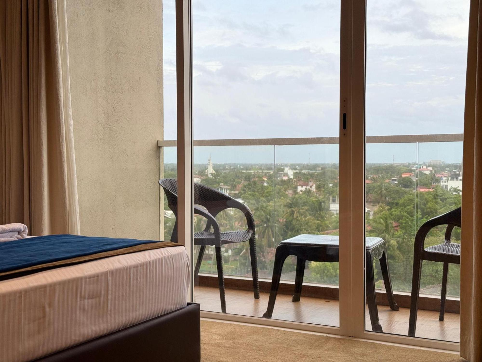 Ocean Breeze Negombo- Tidesend Luxury Beach Apartments المظهر الخارجي الصورة