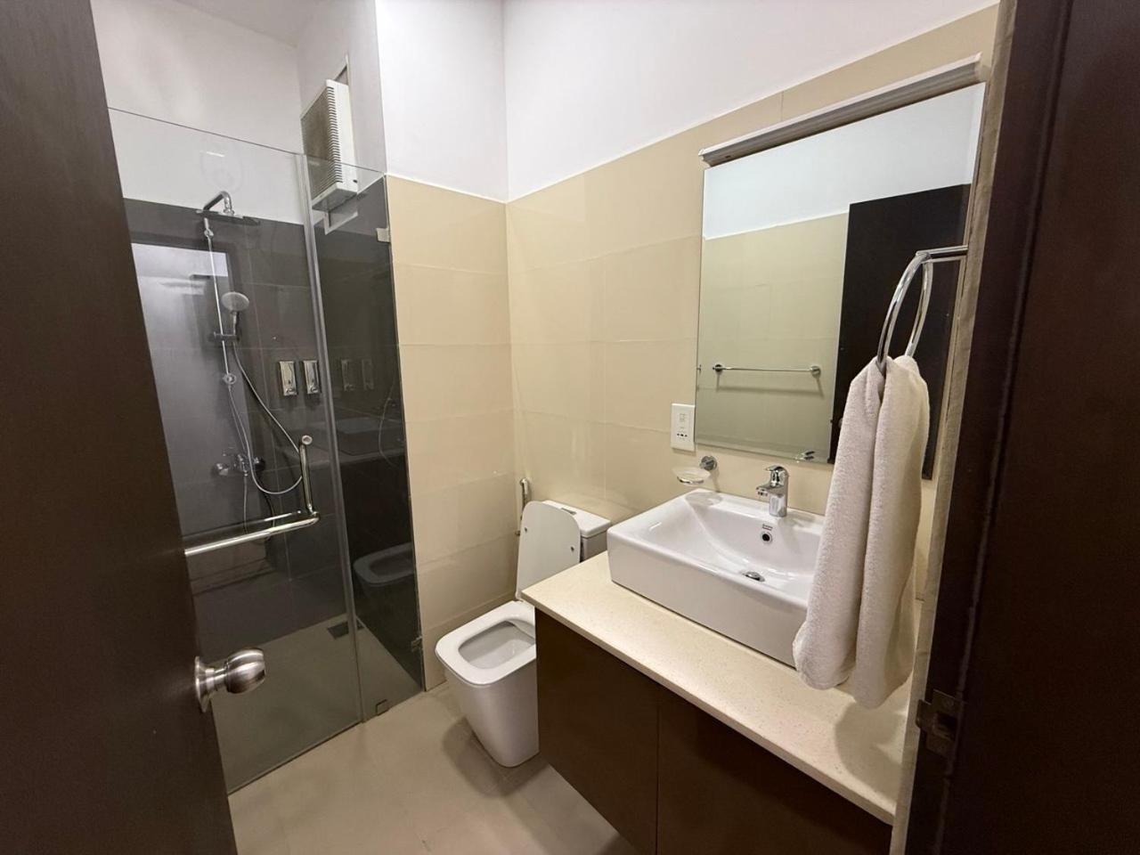 Ocean Breeze Negombo- Tidesend Luxury Beach Apartments الغرفة الصورة